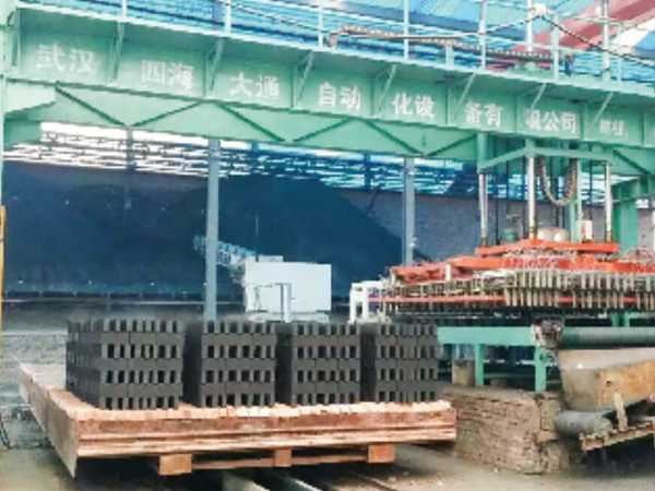 湖北荊州市沿河新型建材廠碼坯機(jī)現(xiàn)場